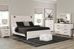 Cama Gerridan King con paneles, tocador, espejo, cómoda y dos mesitas de noche