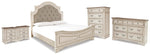 Cama King con paneles Realyn, cómoda, arcón y dos mesitas de noche