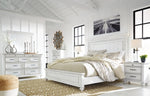 Cama Kanwyn King con paneles, tocador, espejo, cómoda y dos mesitas de noche