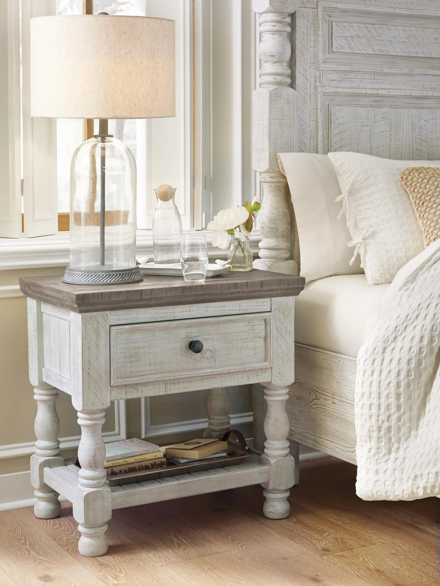 Havalance Nightstand