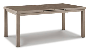 Mesa de comedor al aire libre frente a la playa