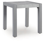 Mesa auxiliar de exterior con vista a la luz de la luna