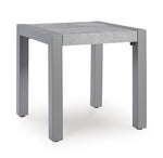 Mesa auxiliar de exterior con vista a la luz de la luna