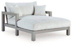 Chaise longue de exterior con vista a la luz de la luna y cojín
