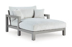 Chaise longue de exterior con vista a la luz de la luna y cojín