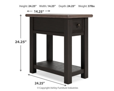 Mesa auxiliar junto a la silla Tyler Creek